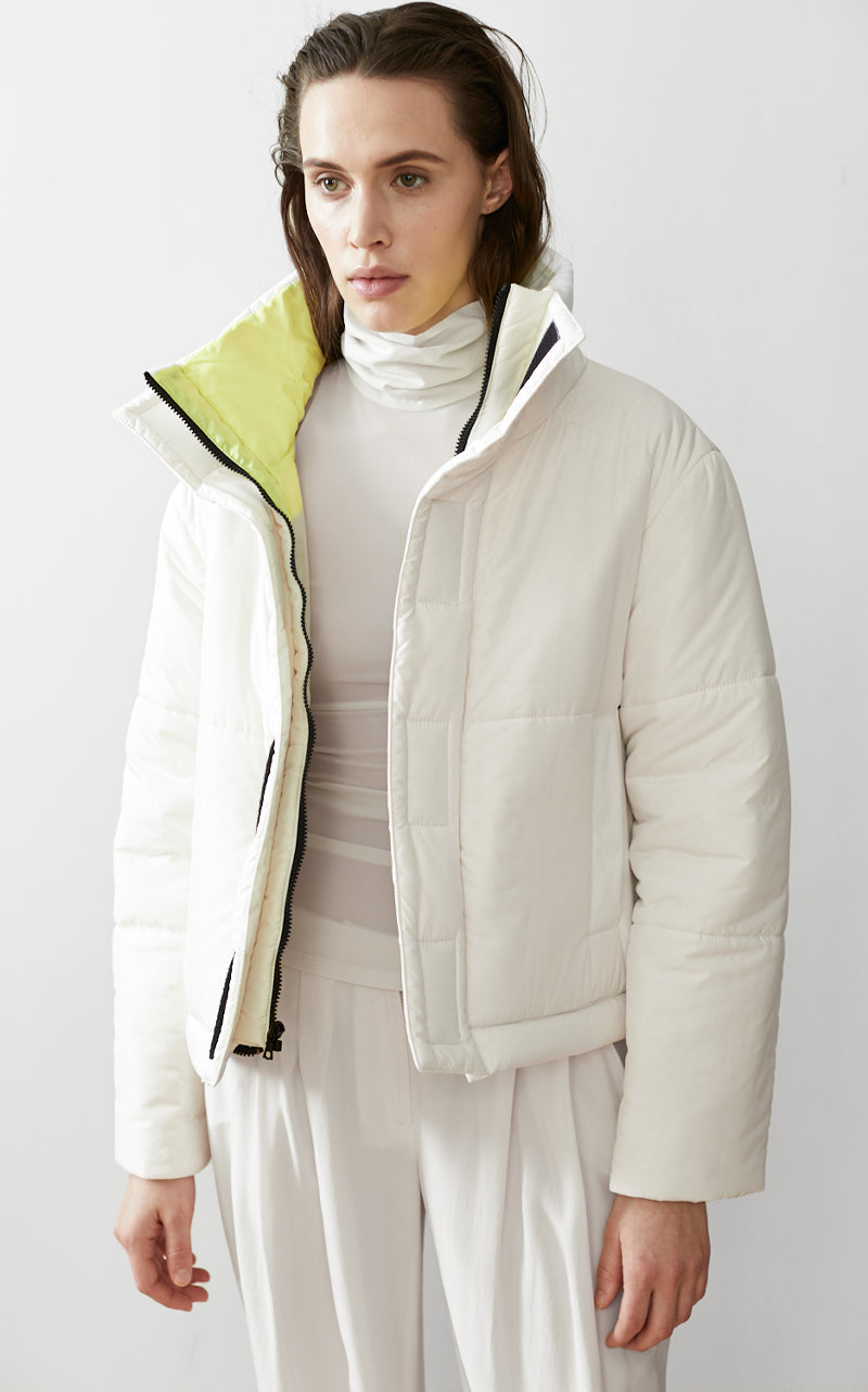 REVERSIBLE CROPPED SUSTAINABLE DOWN COAT